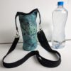 Flessendrager met groen blauwe lijnen print, tasje om een fles drinken mee te nemen - Afbeelding 3