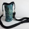 Flessendrager met groen blauwe lijnen print, tasje om een fles drinken mee te nemen - Afbeelding 2