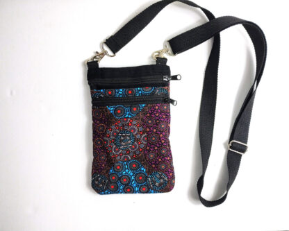 Handig klein tasje van mooie aboriginal stof, voor telefoon en extra's zoals sleutels, ID, paspoort, cash