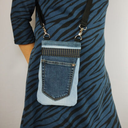 Denim tasje van een gerecyclede spijkerbroek en een stropdasstukje - Image 5